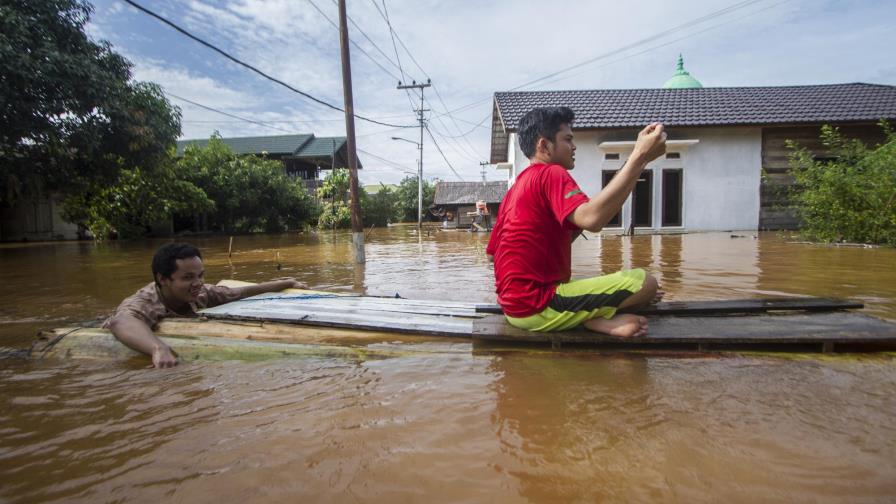 Miles de evacuados en Indonesia por inundaciones Miles de evacuados en Indonesia por inundaciones