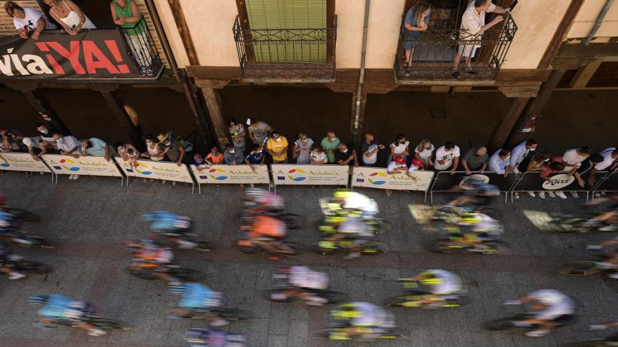 Caruso domina la 9na etapa de la Vuelta, Roglic sigue líder