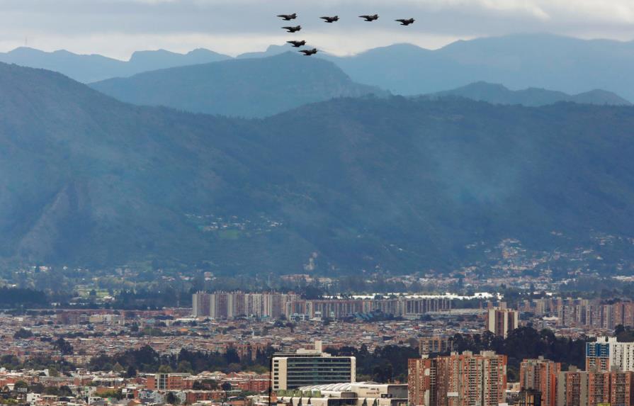 Bogotá reabre estadios y discotecas cuando cede el tercer pico de COVID-19