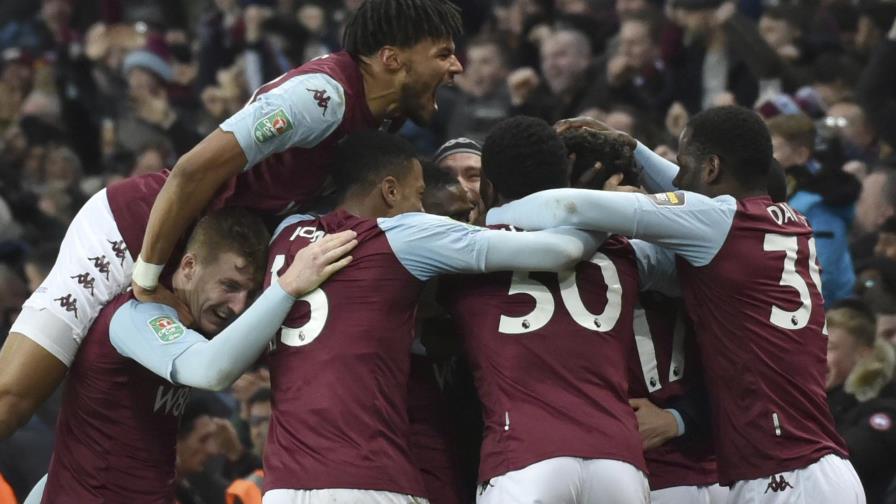 Con tardío gol, Aston Villa llega a final de Copa de Liga