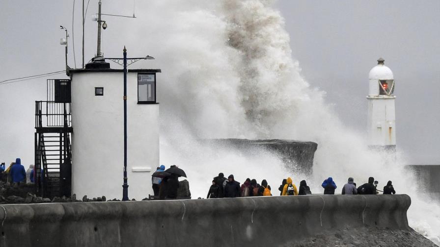 Recuperan dos cadáveres en mar agitado en Gran Bretaña