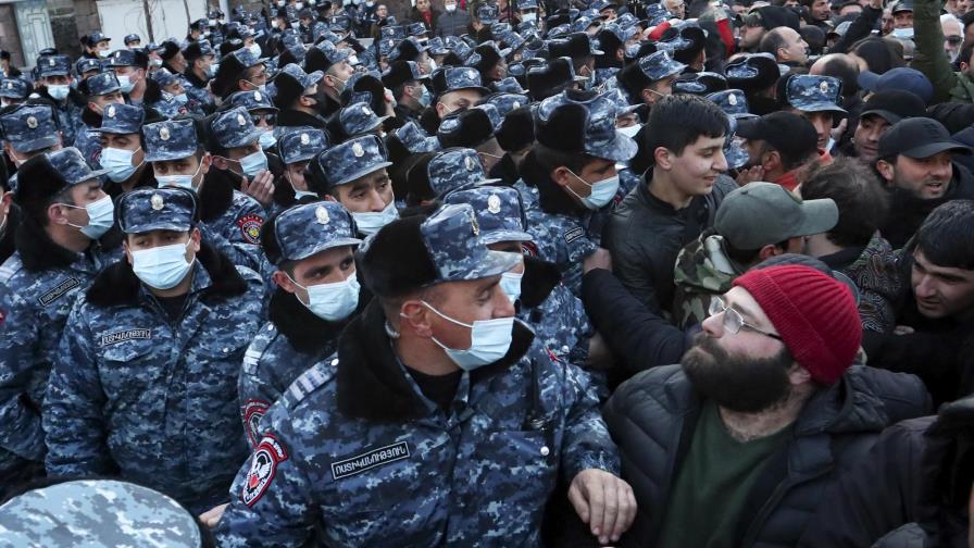 Armenia: Manifestantes bloquean paso al Parlamento