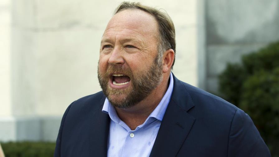 Alex Jones pierde demanda por caso de masacre en Newtown