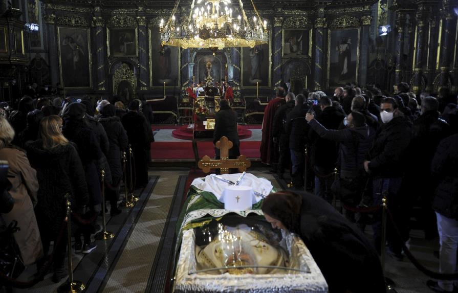 Miles acuden a funeral de líder religioso en Serbia