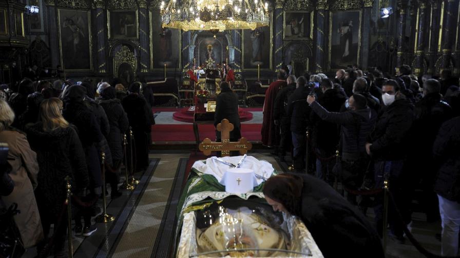 Miles acuden a funeral de líder religioso en Serbia