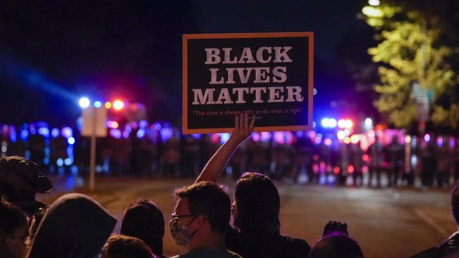 Policía arresta a 28 en 3ra noche de protestas en Wisconsin