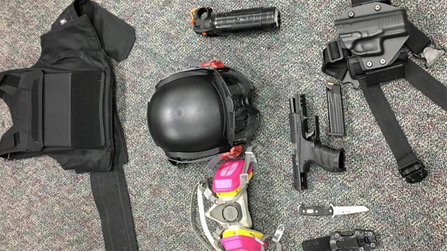 Policía de Portland decomisa armas a manifestantes detenidos