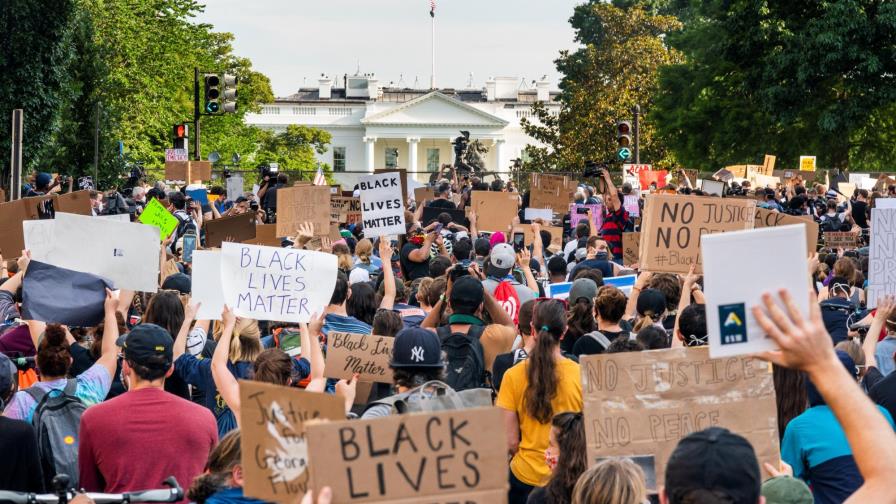 Cacerolazo y protesta frente a la Casa Blanca desafían el toque de queda