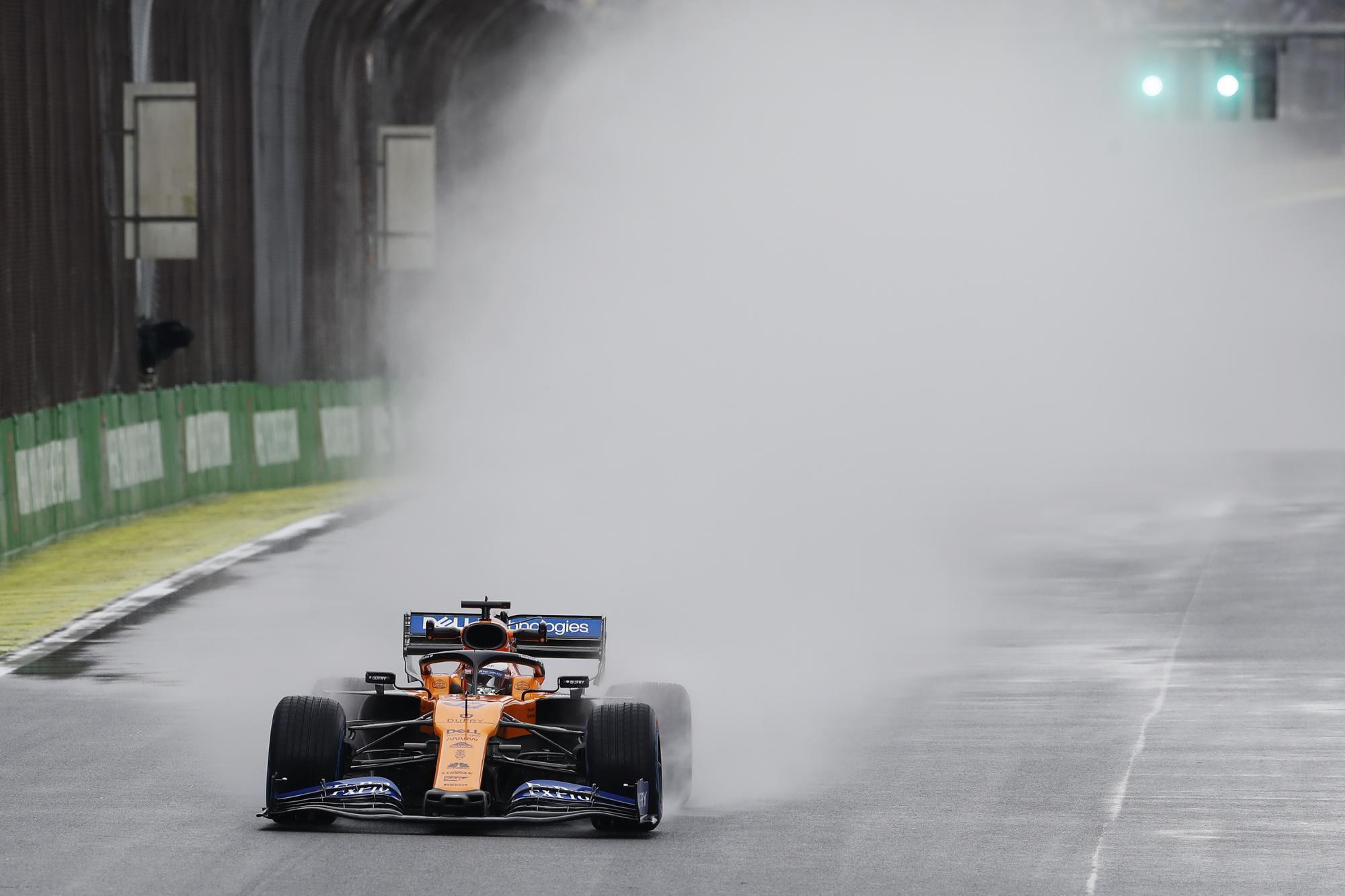 El piloto Carlos Sainz de McLaren durante la primera práctica del Gran Premio de Brasil de Fórmula Uno, el viernes 15 de noviembre de 2019. (AP/Nelson Antoine)