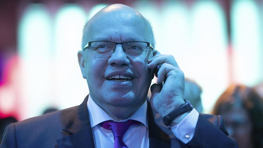 Ministro alemán se cae en escenario tras dar discurso Ministro alemán se cae en escenario tras dar discurso