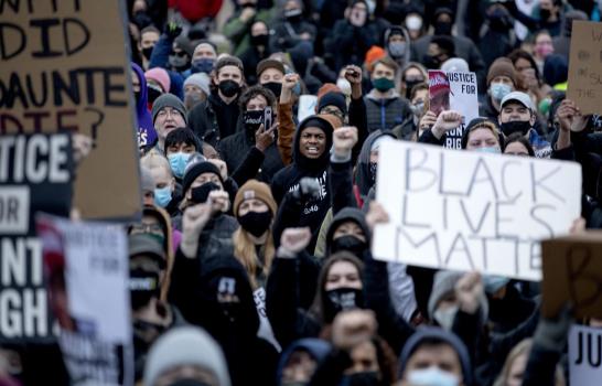 Fiscalía evalúa cargos contra policía blanca en Minneapolis