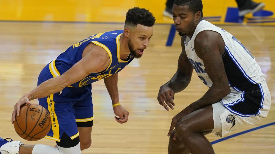 Curry anota 10 triples, Warriors vencen a Magic 111-105
