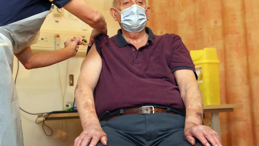Aplican por 1ra vez la vacuna de AstraZeneca contra el COVID
