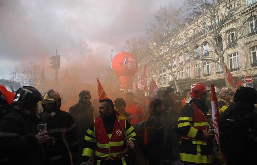 Protestan bomberos en París por mejor condición laboral