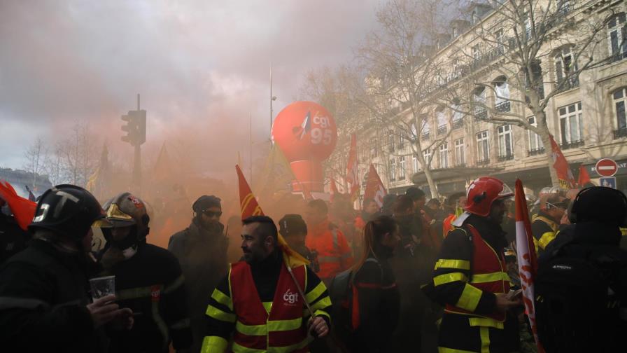 Protestan bomberos en París por mejor condición laboral