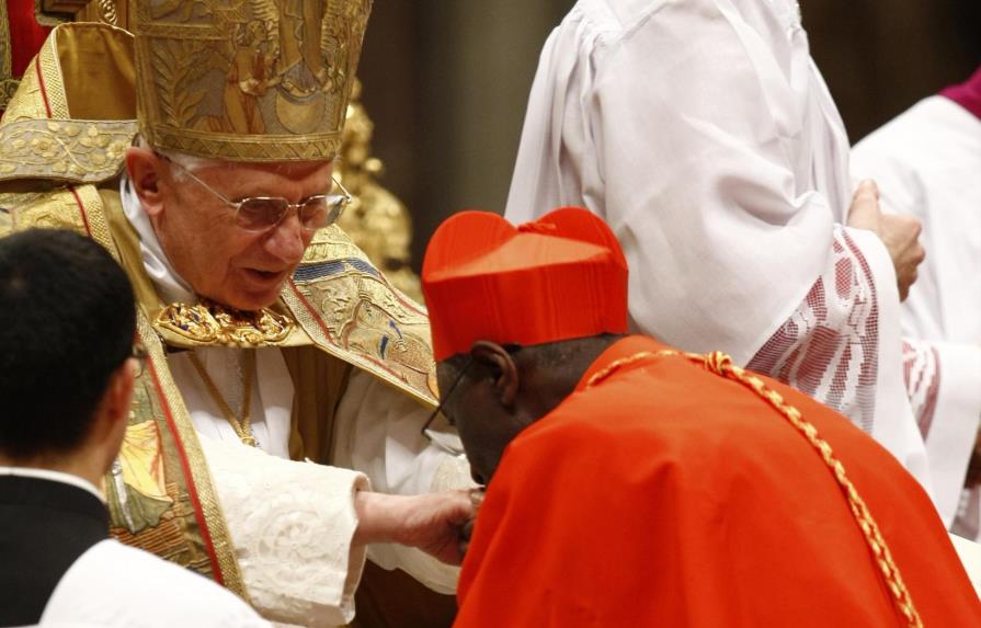 Cardenal niega que maniobró a Benedicto para libro