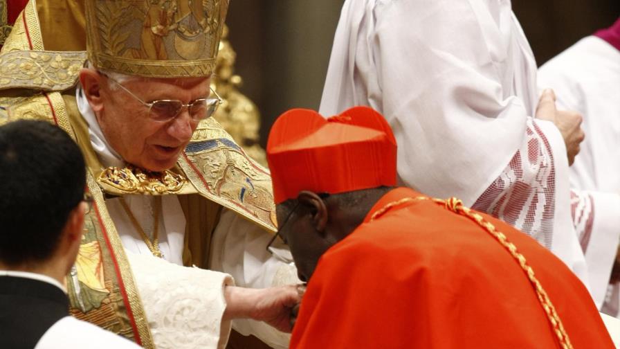 Cardenal niega que maniobró a Benedicto para libro Cardenal niega que maniobró a Benedicto para libro