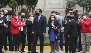 Congreso de Perú destituye al presidente Vizcarra