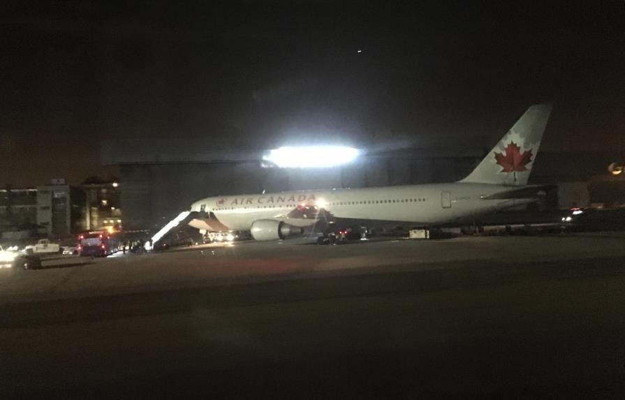 Tras horas de espera, avión aterriza de emergencia en Madrid
