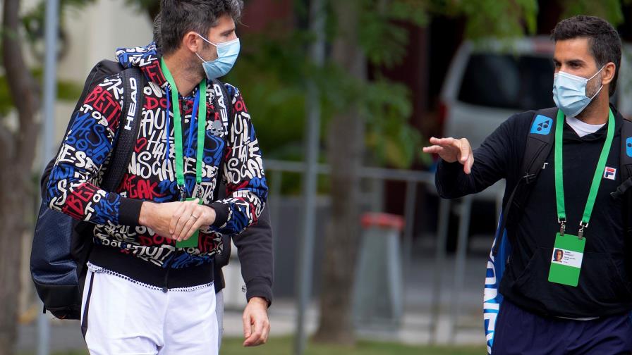 Tenistas en cuarentena tratan de entrenar en Australia