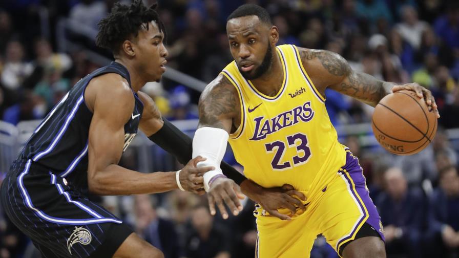 LeBron guía a Lakers en triunfo sobre Magic