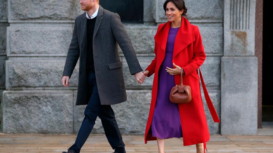 Meghan abandona el Reino Unido mientras la monarquía británica busca “soluciones”