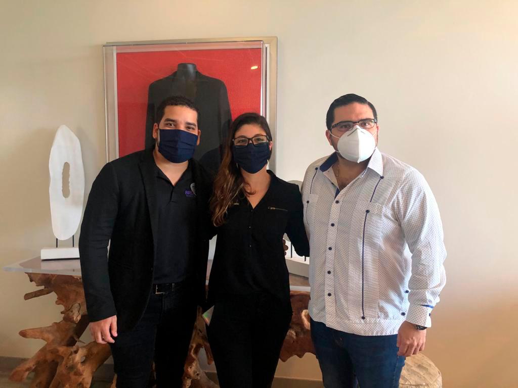 Néstor García, gerente de ventas, Pamela Núñez, ejecutiva de ventas, y Ramón Romero, director de ventas de HRHCPC.