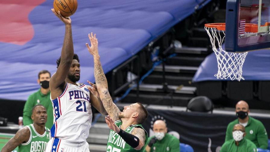 Sixers vencen a Celtics con otra gran noche de Embiid