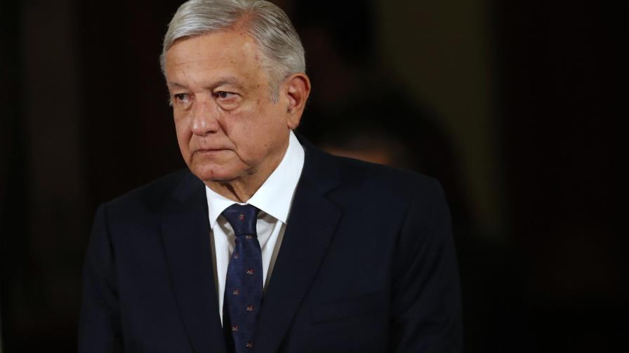 Presidente de México dice que continuará viajes por el país