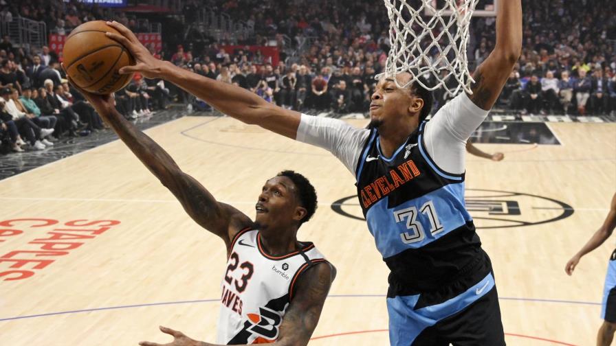 Kawhi Leonard anota 43 y los Clippers derrotan a los Cavaliers