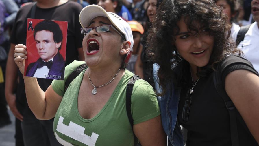 Con lágrimas, México le canta a José José