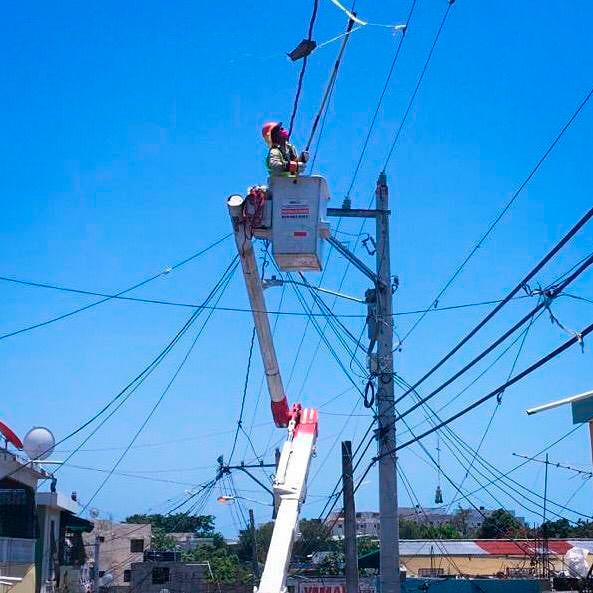 Personal de la Empresa Distribuidora de Electricidad del Sur (Edesur) retira chichiguas del tendido eléctrico.  