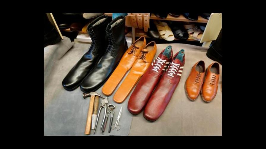 Los “zapatos antivirus” que hacen cumplir la distancia social