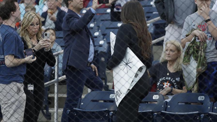 Fanáticos abuchean a los Astros por robo de señas en el inicio de su pretemporada