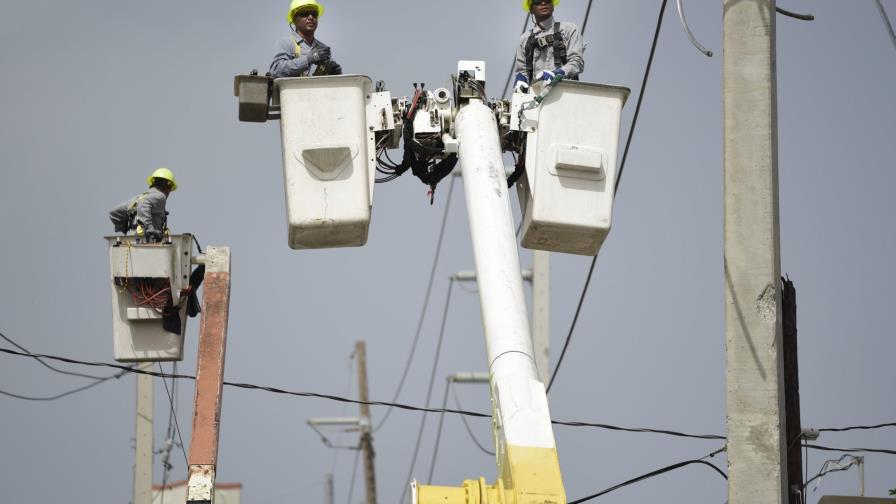 Investigan incendio en subestación eléctrica en Puerto Rico