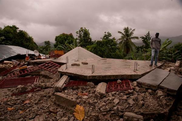 Saldo de muertos por el terremoto del sábado en Haití llega a 1,941