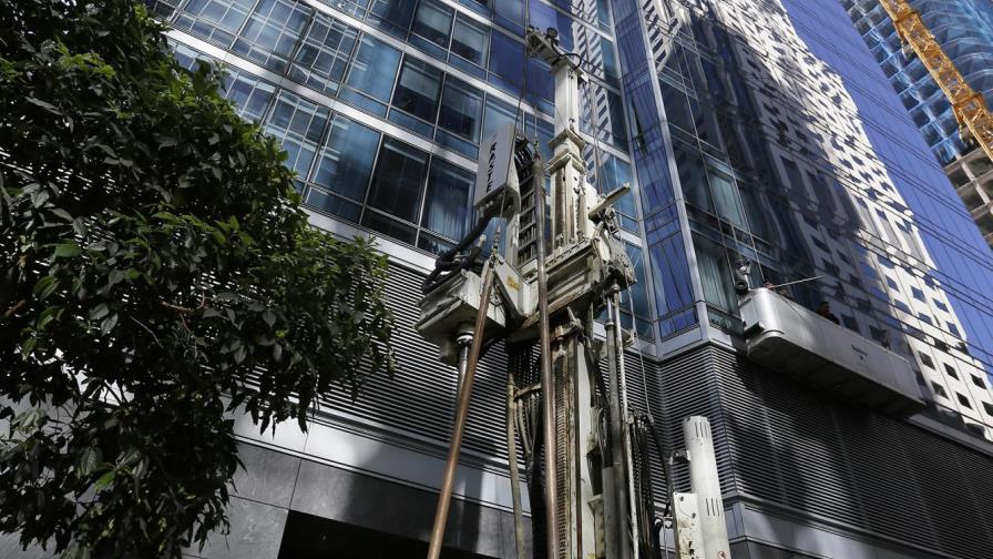 California: Sigue hundiéndose rascacielos durante reparación
