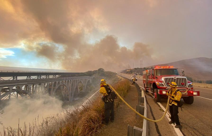 Cierran carretera por incendio forestal en sur de California