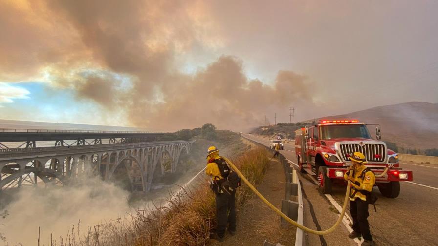 Cierran carretera por incendio forestal en sur de California Cierran carretera por incendio forestal en sur de California