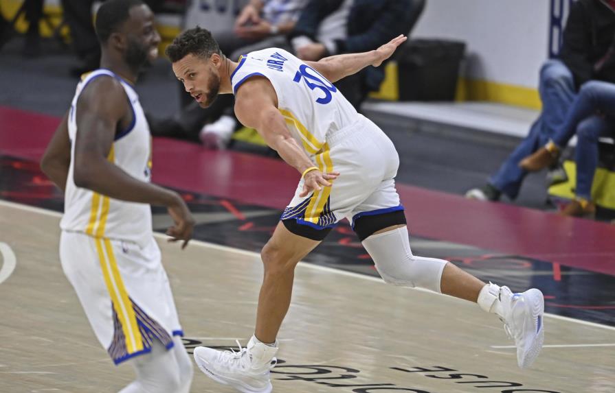 Curry consigue 33 puntos en victoria de Warriors ante Cavs