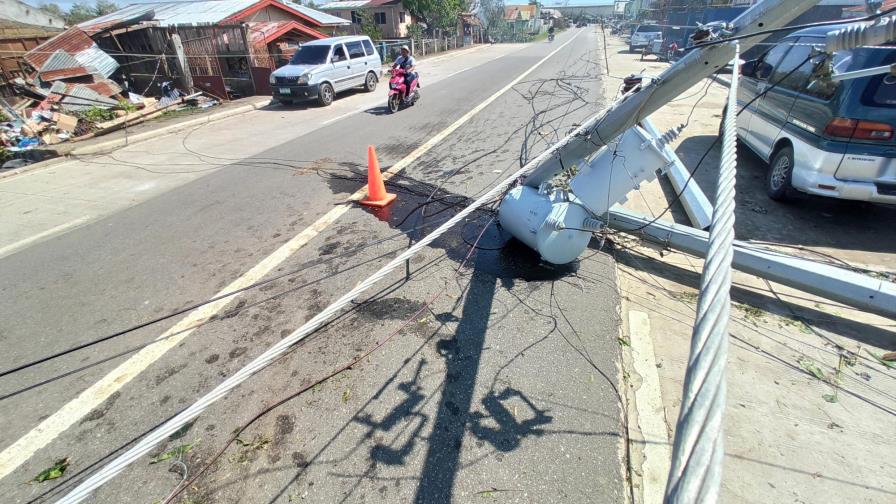 Tifón azota el centro de Filipinas y deja 28 muertos