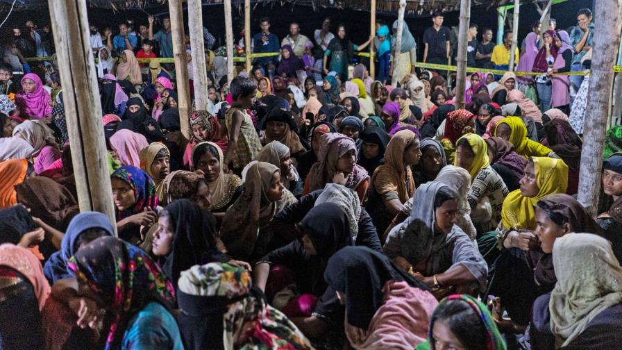 Casi 300 rohinyas llegan a una playa de Indonesia