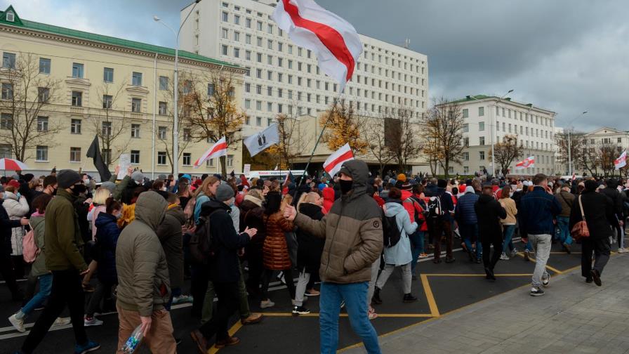 Los bielorrusos vuelven a manifestarse pese a las amenazas de Lukashenko