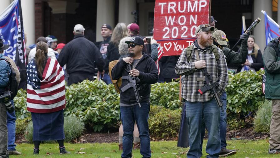 Manifestantes pro-Trump protestan en capitolios estatales