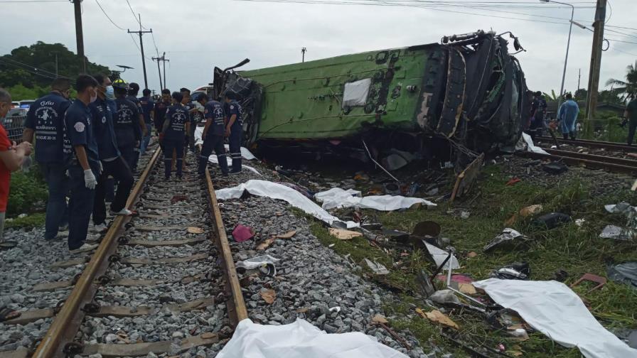 Tailandia: 17 muertos tras chocar un tren y un autobús