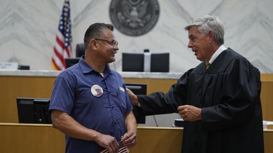 Veterano deportado a México se naturaliza estadounidense
