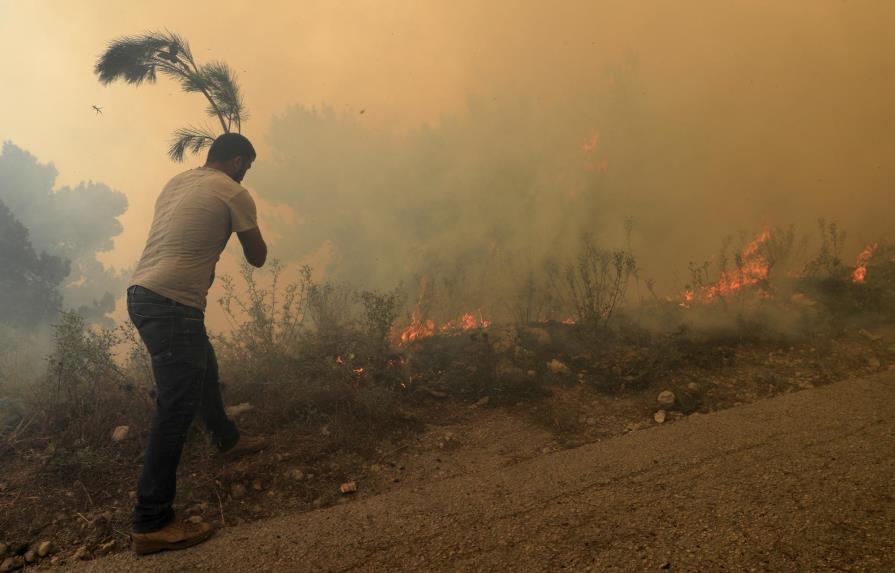 Incendios forestales en Líbano cruzan la frontera a Siria