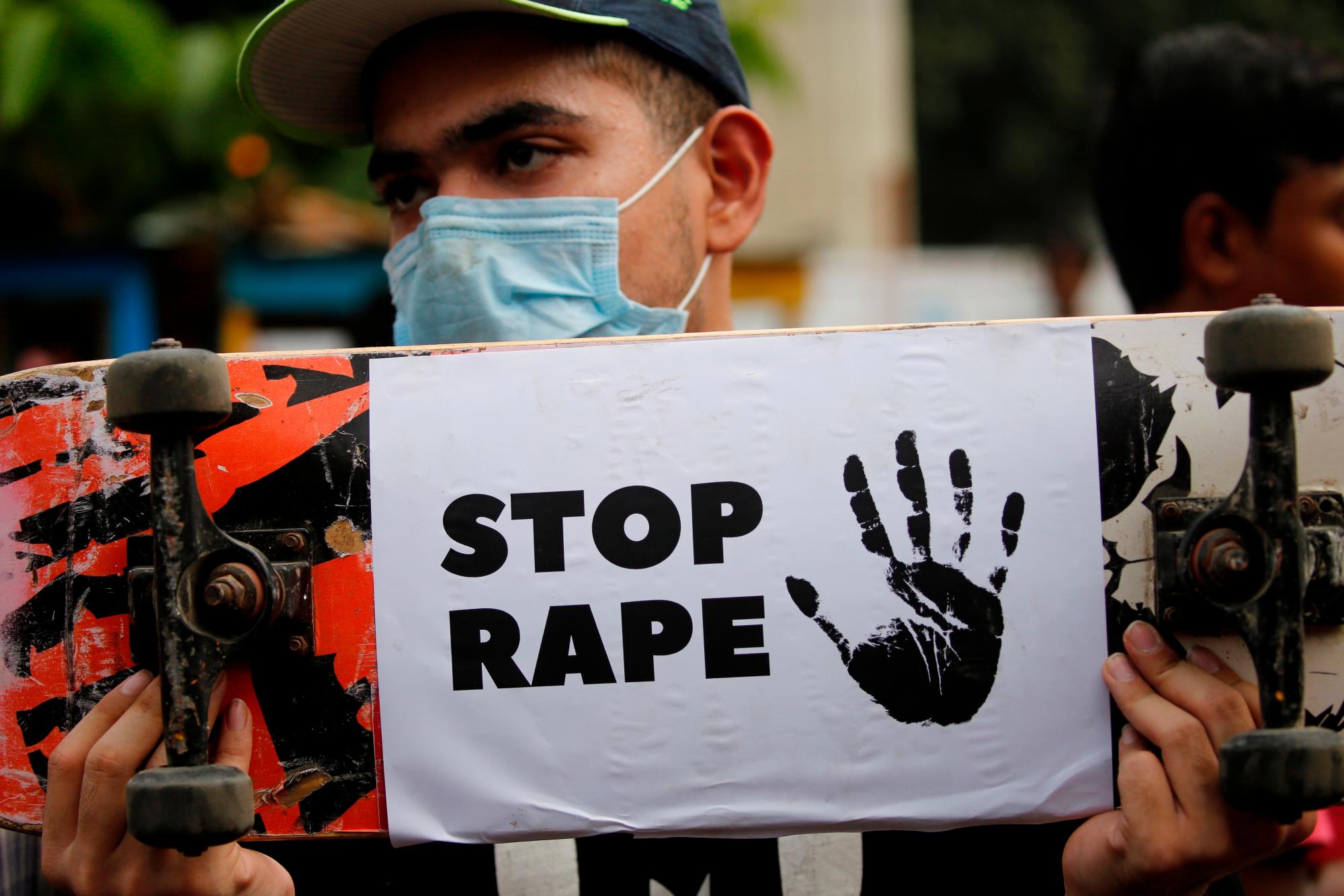 Las protestas iniciaron el lunes luego de que se difundiera un video de la violación de una mujer de unos 30 años. 