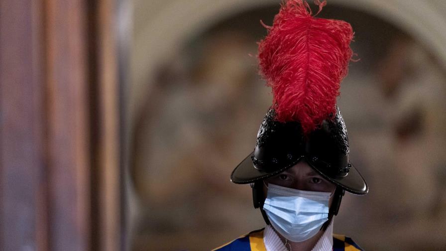 Vaticano pide máximo esfuerzo contra renuencia a vacunarse
