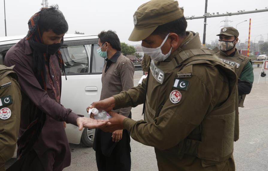 Pakistán suspende vuelos nacionales para frenar coronavirus